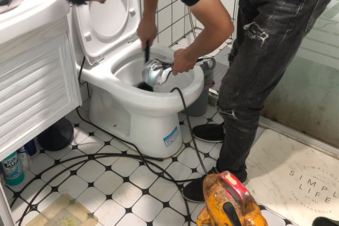 鸠江疏通下水道