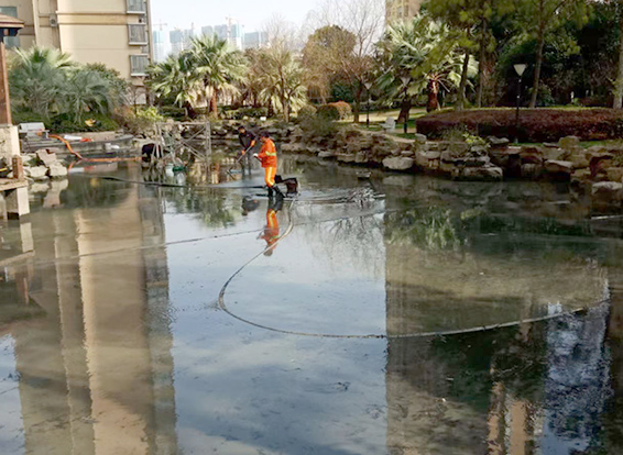鸠江景观池淤泥清理