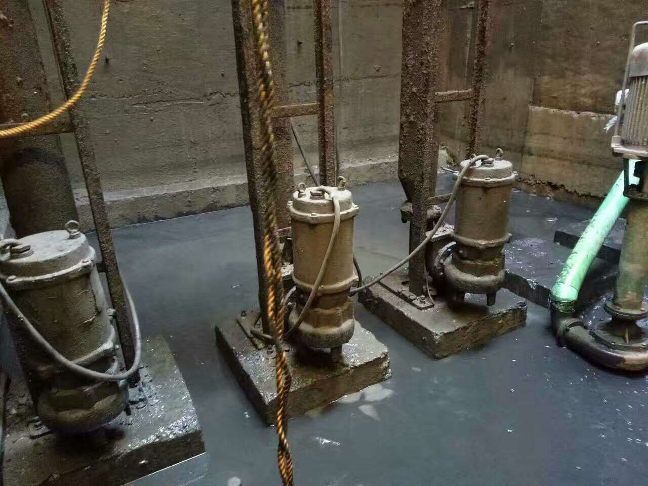 鸠江污水池清理