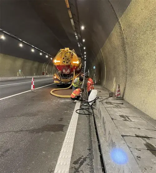 鸠江隧道排水渠清淤